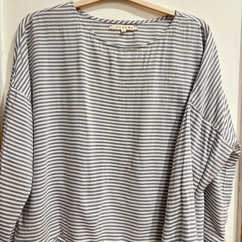 XiRENA Gray and White Striped Blouse